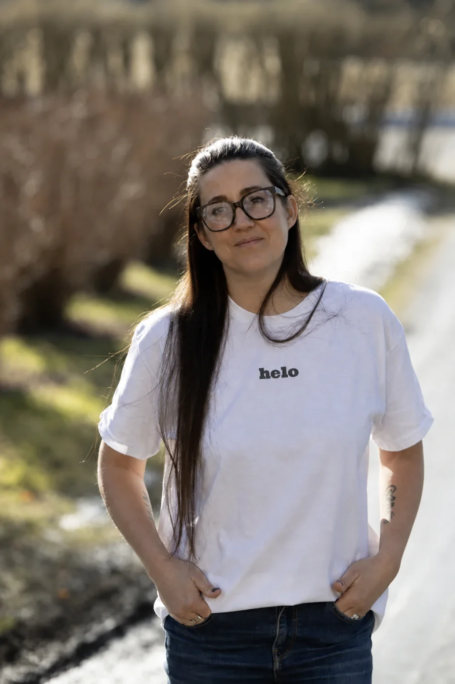 Annelie utomhus i Helo-tröja
