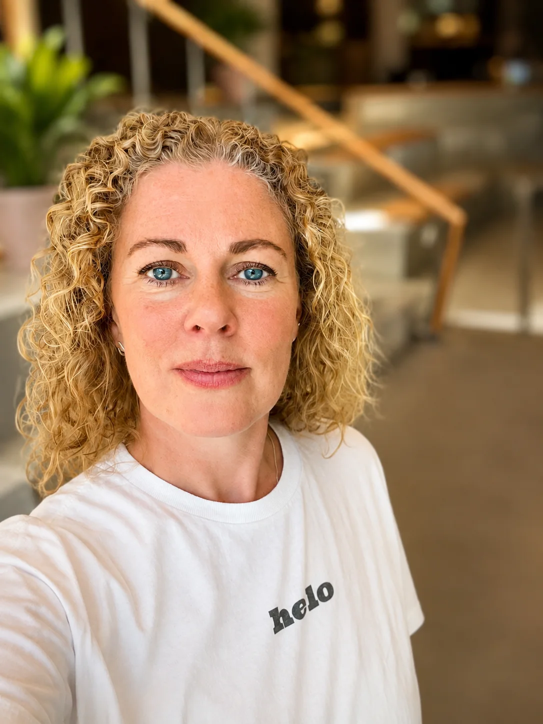 Medarbetare från Helo Hälsa i vit Helo-tröja på kontoret