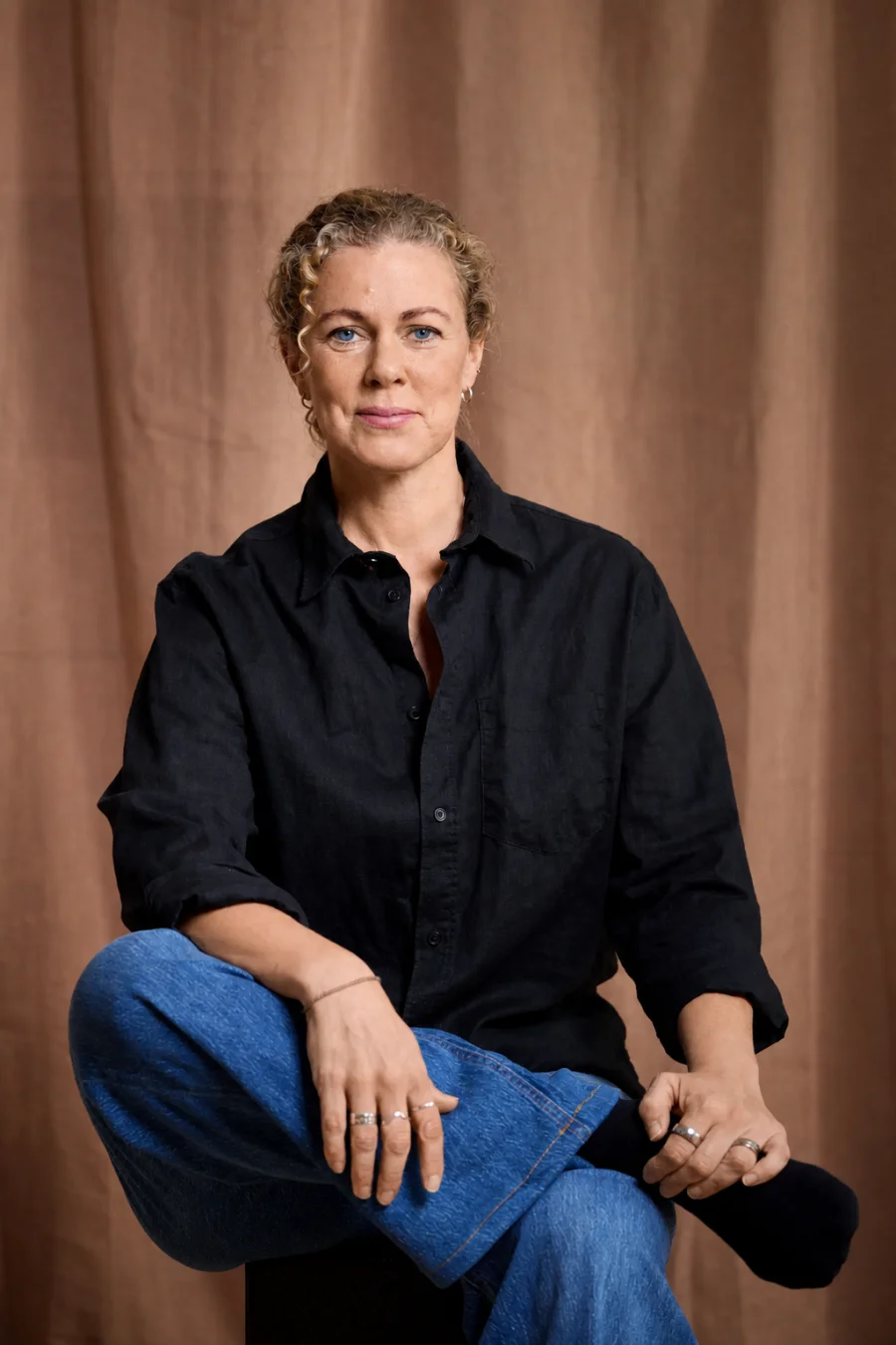 Maria i en professionell porträttmiljö