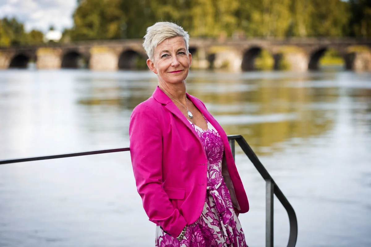 Marie utomhus vid vattnet