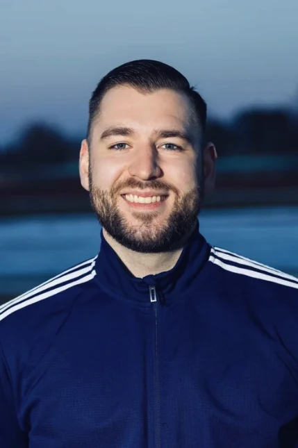 Niklas i en idrottsmiljö, iklädd träningsjacka