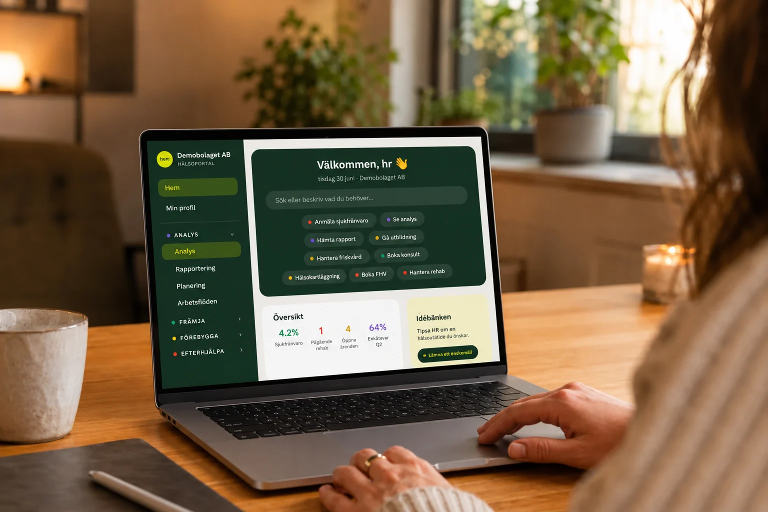 HR-medarbetare använder Helo Hälsoportalen på sin laptop
