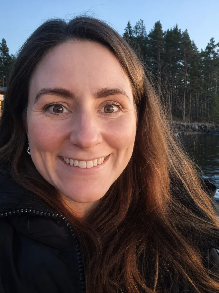 Sara utomhus vid vattnet