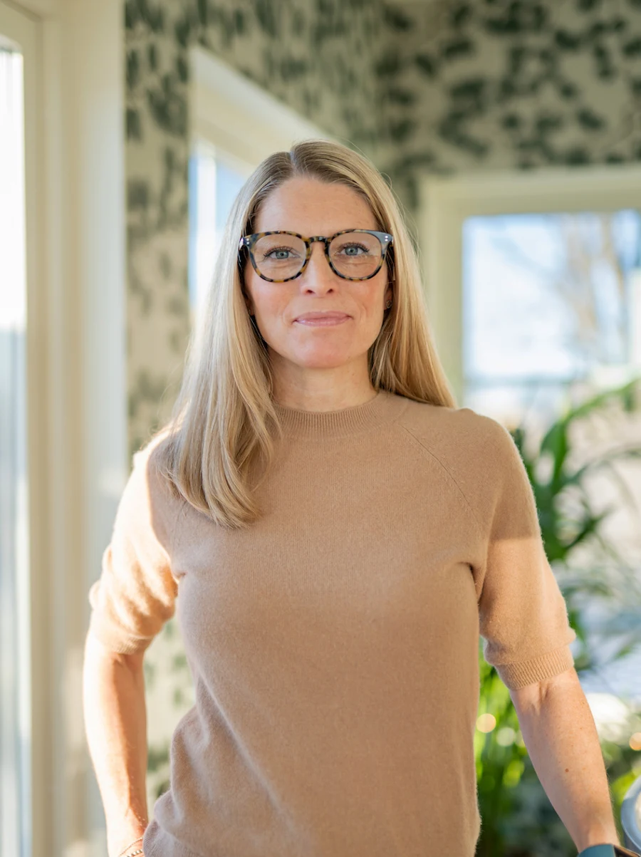 Sofia inomhus vid fönstret