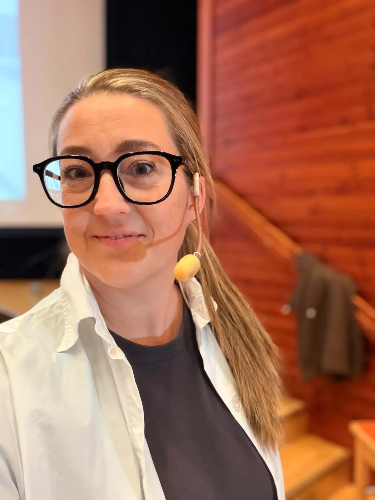 Annelie med headsetmikrofon framför scenen på Hav & Land