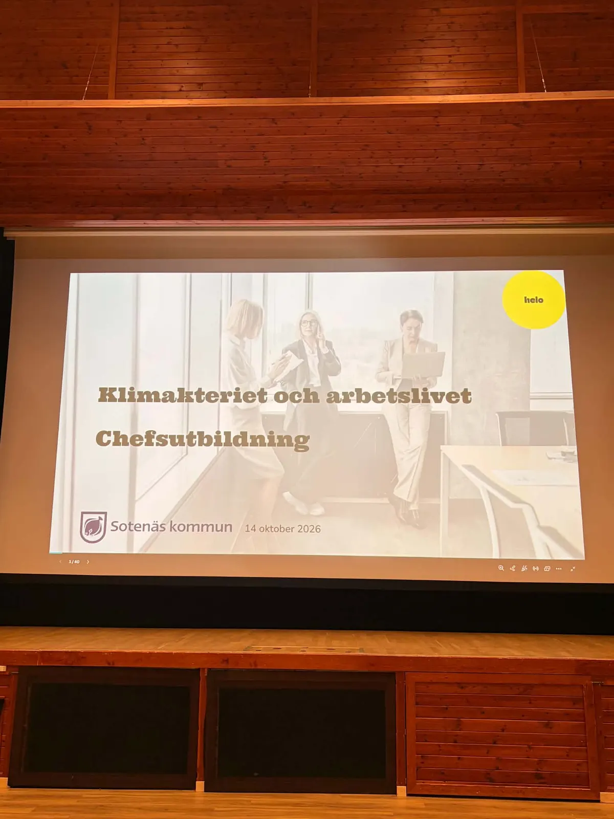 Startbilden ”Klimakteriet och arbetslivet – Chefsutbildning” med Sotenäs kommuns logotyp och datumet 14 oktober 2026, projicerad på scenen