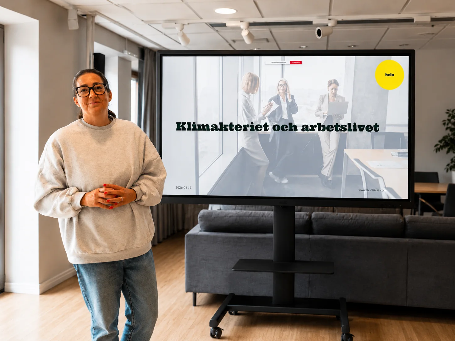 Föreläsare bredvid en presentation om klimakteriet och arbetslivet