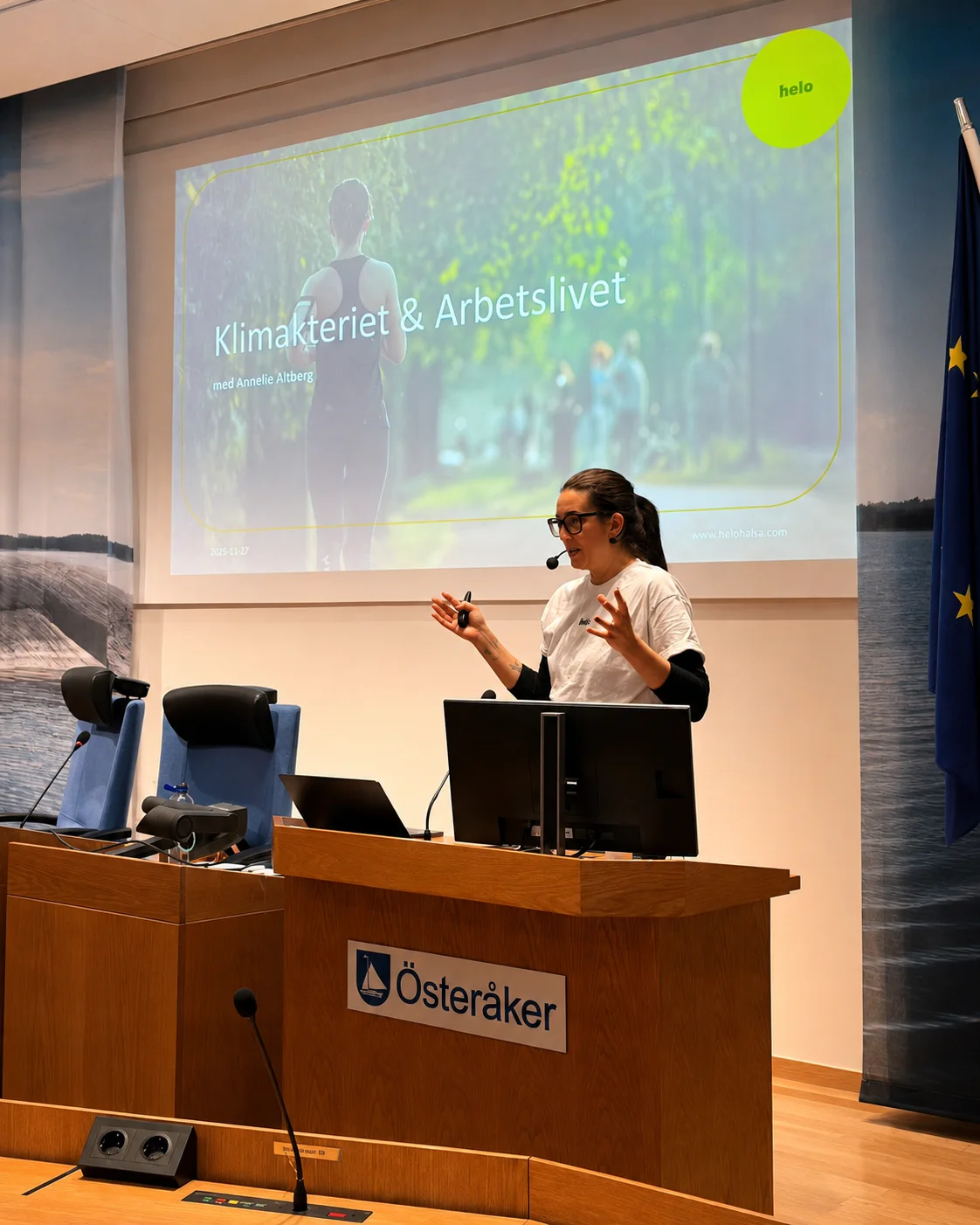 Föreläsare håller en presentation om klimakteriet och arbetslivet i Österåkers kommunhus